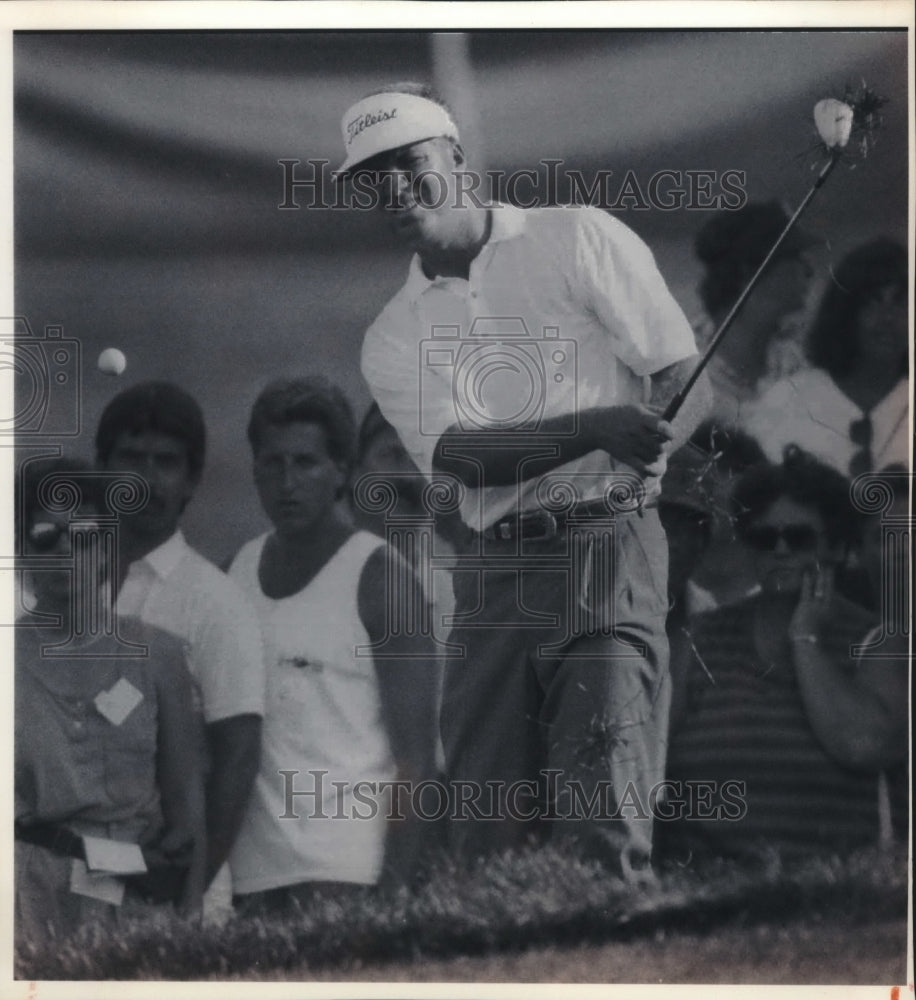 1992 Press Photo Golfer Steve Elkington chips out of the rough at Buick Open.- Historic Images