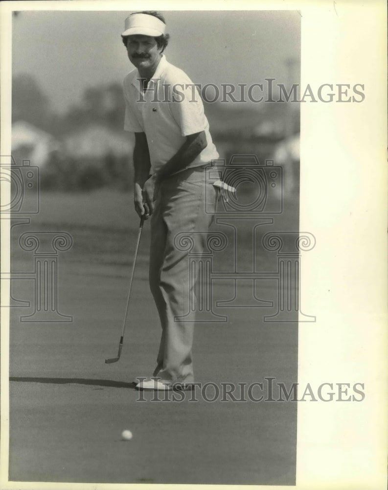 1981 Press Photo Golfer Ken Ellsworth putts during Wisconsin PGA championship- Historic Images