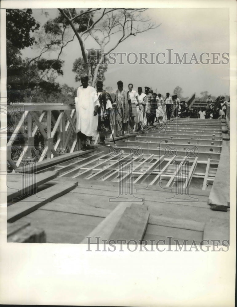 1960 Press Photo Ministers crossing an almost complete bridge, a Nigerian custom- Historic Images