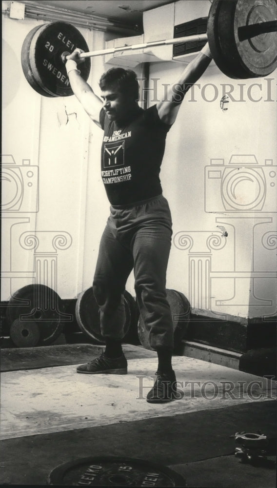 1986 Press Photo Weightlifter Gary Eigenberger demonstrates the snatch lift- Historic Images