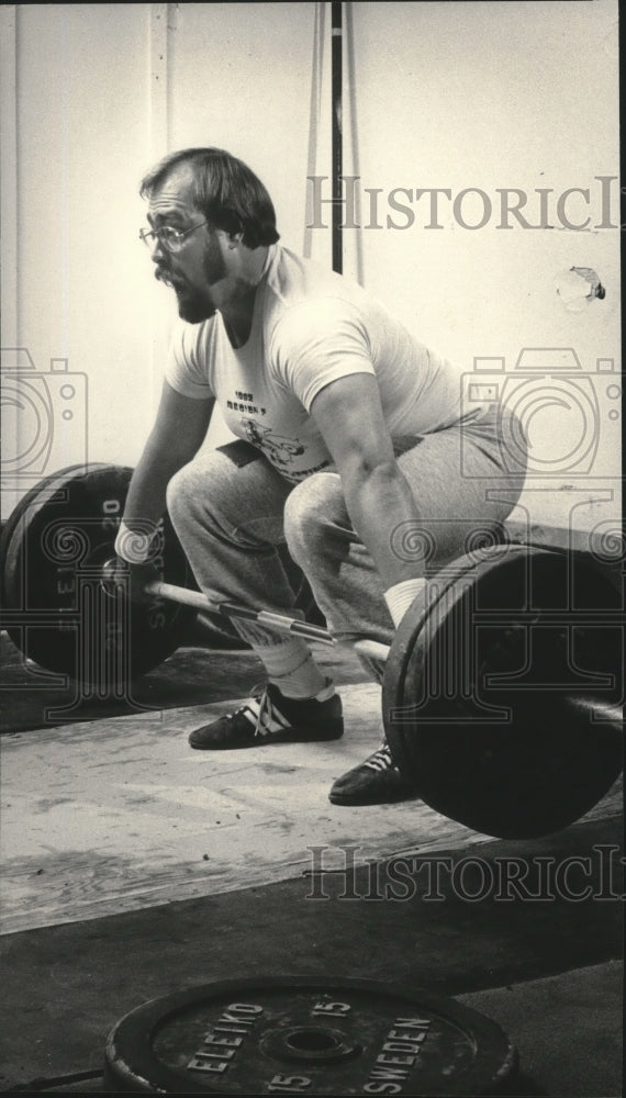 1986 Press Photo Weightlifter Rick Eigenberger demonstrates the snatch lift- Historic Images