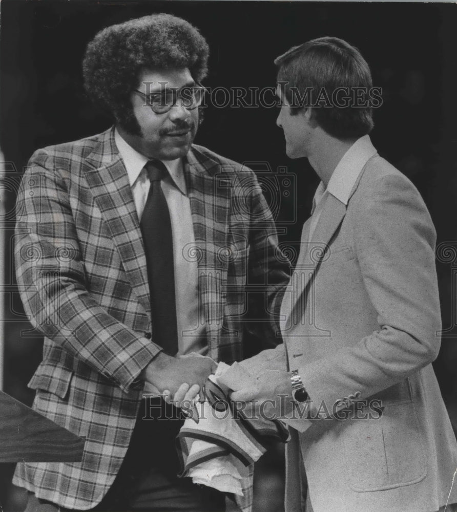 1977 Press Photo Ex-basketball player Wayne Embry gives Jon McGlockin his jersey- Historic Images