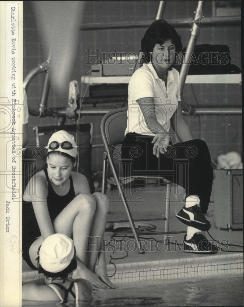 1985 Press Photo Charlotte Davis, Olympic swimming coach, works with swimmers- Historic Images