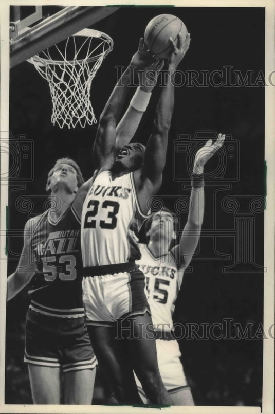 1986 Press Photo Milwaukee Bucks' player Charles Davis battles for the ball- Historic Images