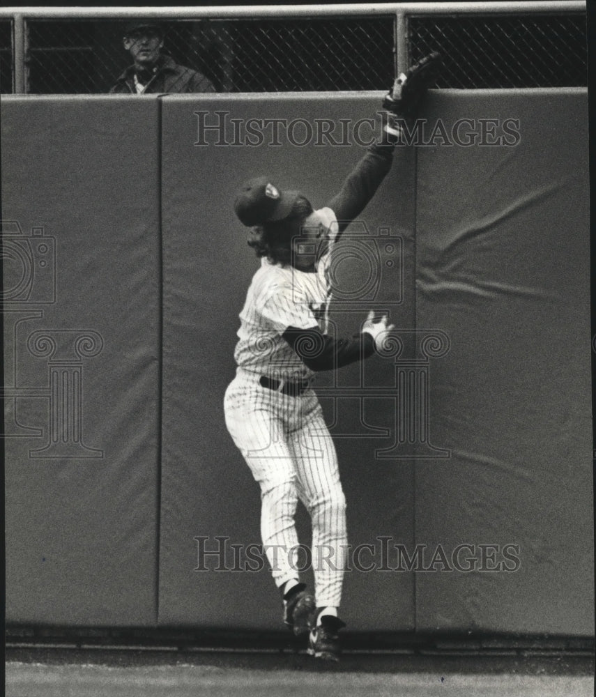 1990 Press Photo Milwaukee Brewers&#39; Rob Deer jumps to catch home run ball- Historic Images