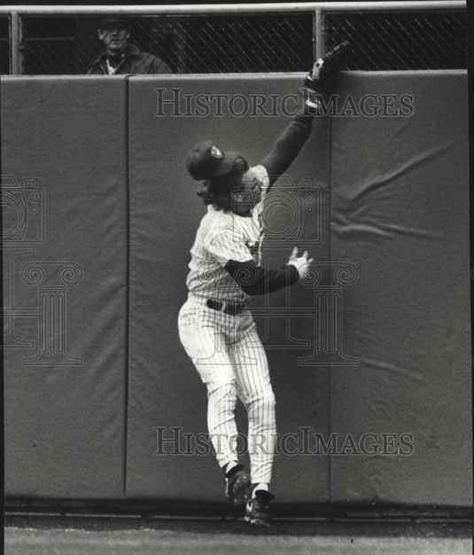 1990 Press Photo Milwaukee Brewers' Rob Deer jumps to catch home run ball- Historic Images