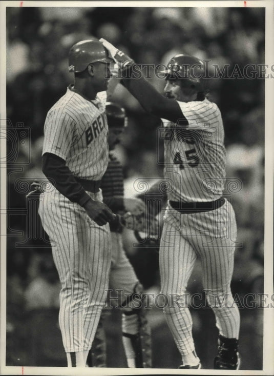 1989 Press Photo Milwaukee Brewers' Rob Deer gets congratulations after homer.- Historic Images