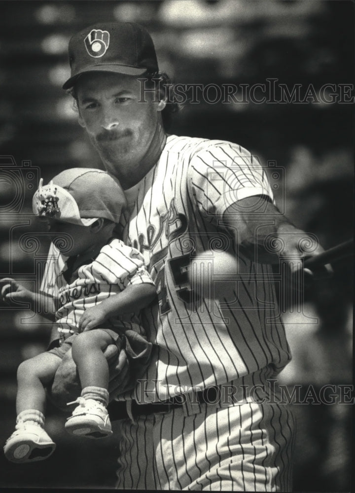 1990 Press Photo Milwaukee Brewers&#39; Rob Deer brings his baby to Family game- Historic Images