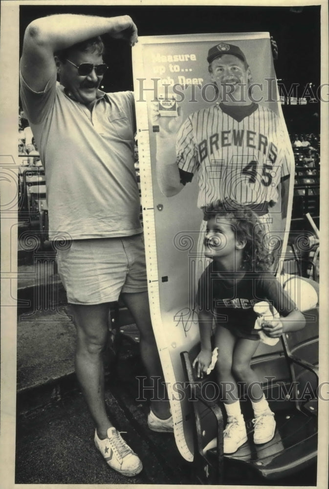 1987 Press Photo Don &amp; Megan Hermansen with Milwaukee Brewers&#39; Don Deer poster- Historic Images