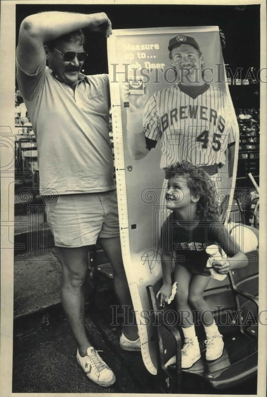 1987 Press Photo Don & Megan Hermansen with Milwaukee Brewers' Don Deer poster- Historic Images