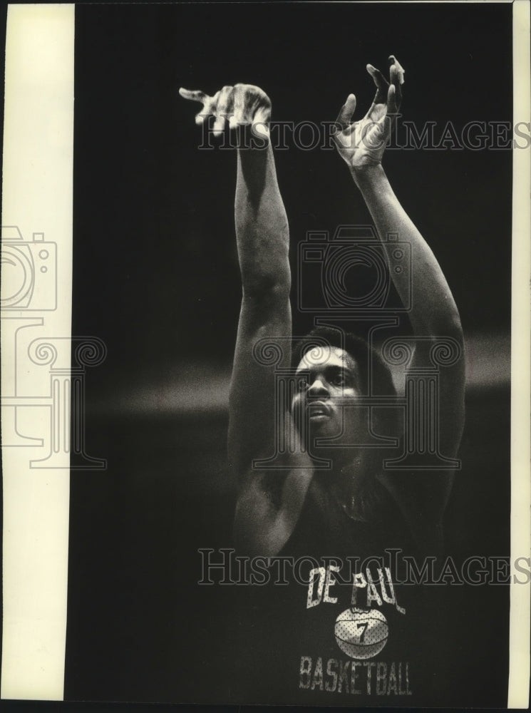 1982 Press Photo Basketball&#39;s Walter Downing practices in Chicago - mjt07760- Historic Images