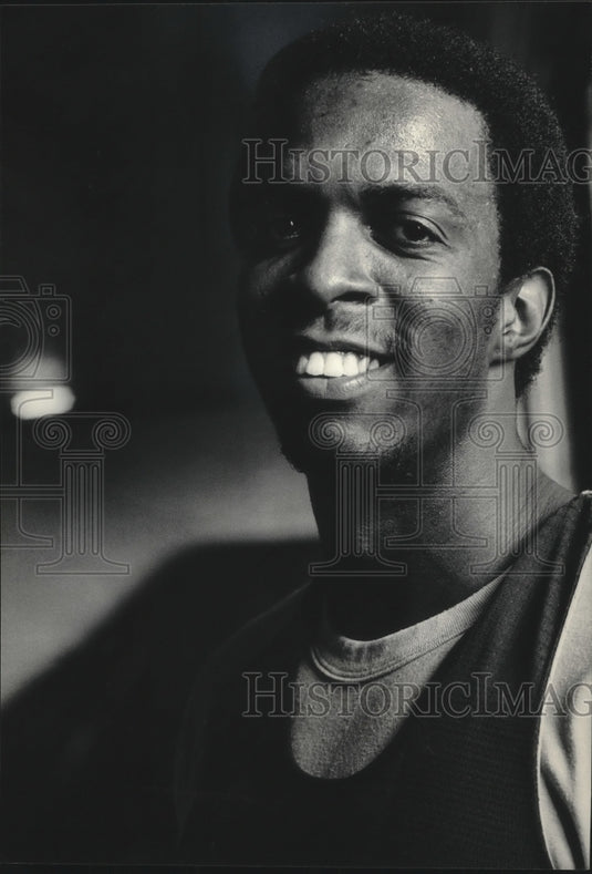 1983 Press Photo Walter Downing, happy University of Marquette basketball player- Historic Images