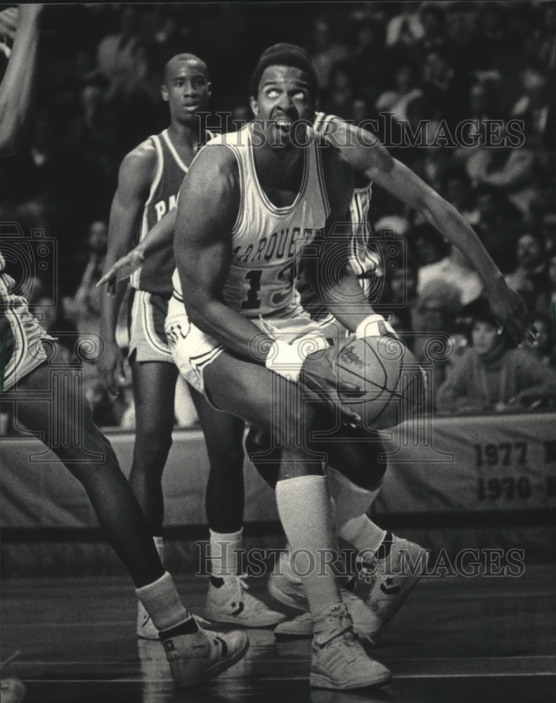 1985 Press Photo Marquette University&#39;s Walter Downing ready to shoot in Arena.- Historic Images