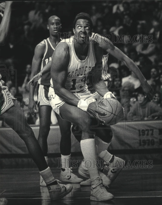 1985 Press Photo Marquette University's Walter Downing ready to shoot in Arena.- Historic Images