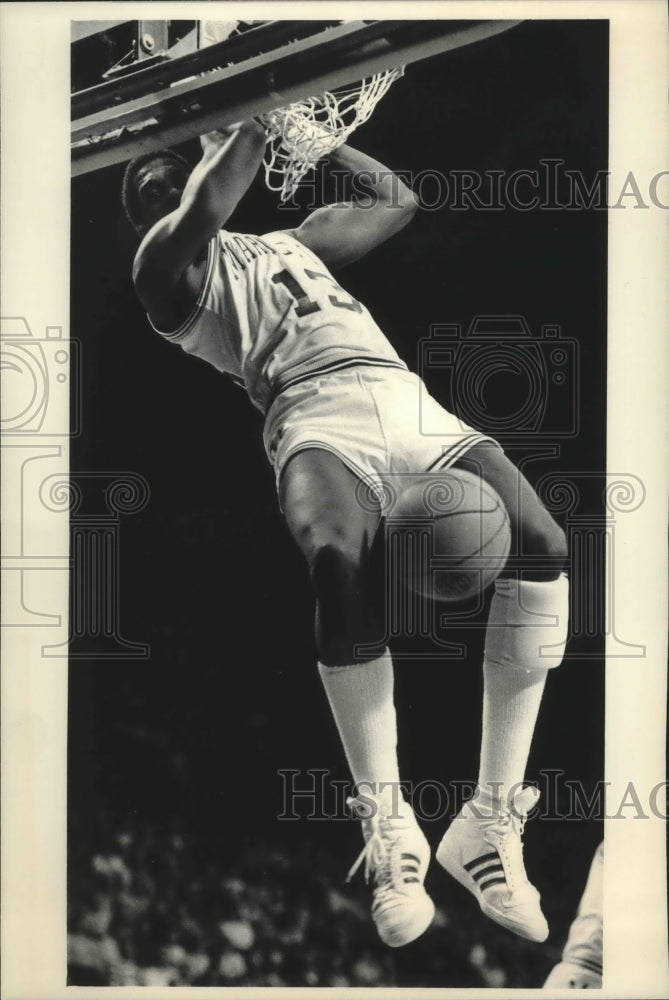 1984 Press Photo Marquette University basketball&#39;s Walter Downing, dunks- Historic Images