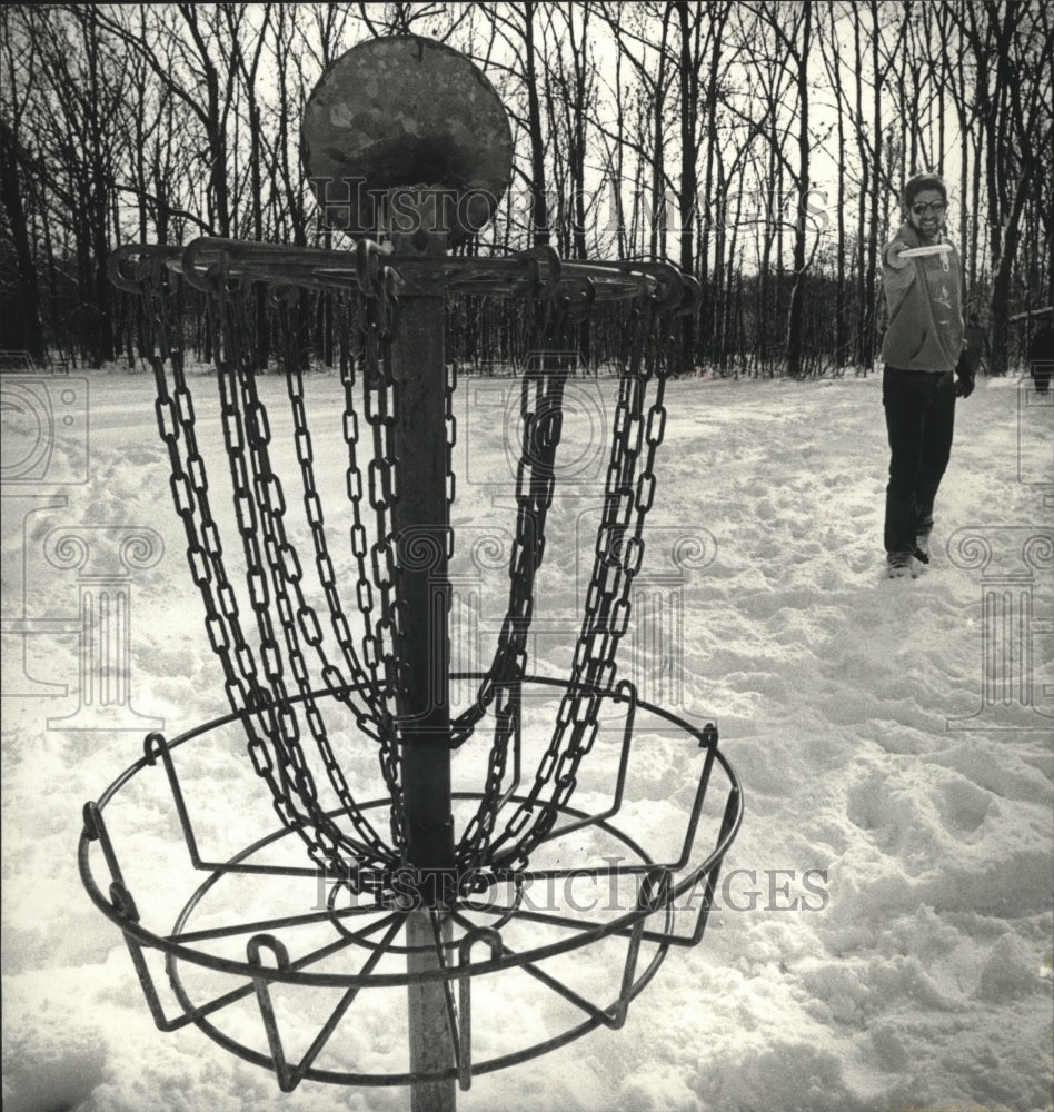 1990 Press Photo Lemann playing Disc Golf in the snow. - mjt07771- Historic Images