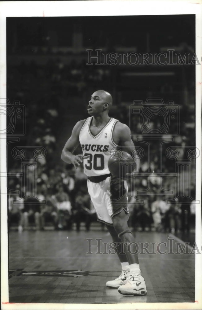 1993 Press Photo Eric Murdock wearing his new Milwaukee Bucks uniform on court.- Historic Images