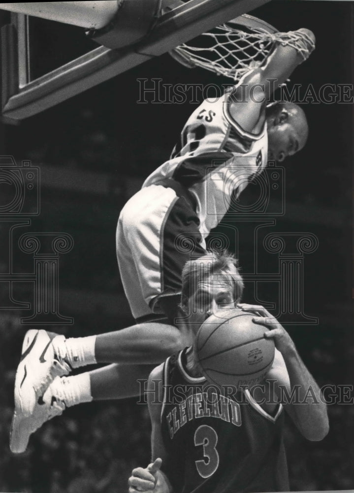 1992 Press Photo Bucks&#39; Blue Edwards soars over Cleveland&#39;s Craig Ehlo.- Historic Images