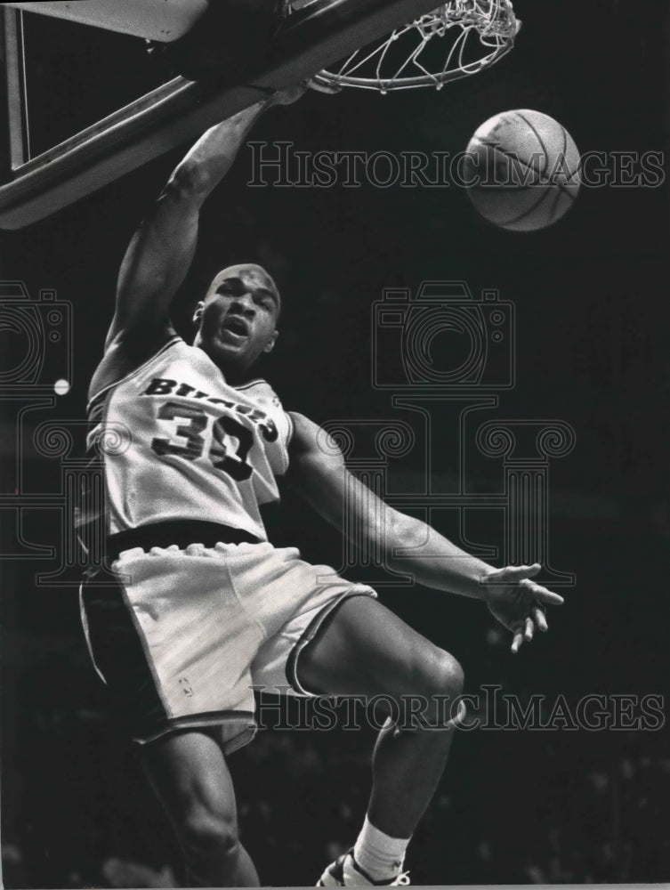 1992 Press Photo Milwaukee Buck&#39;s Blue Edwards slamming the basketball.- Historic Images