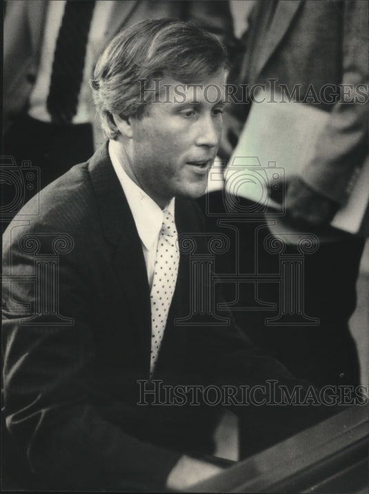 1986 Press Photo Bob Dukiet Marquette University's new plays MU fight song- Historic Images