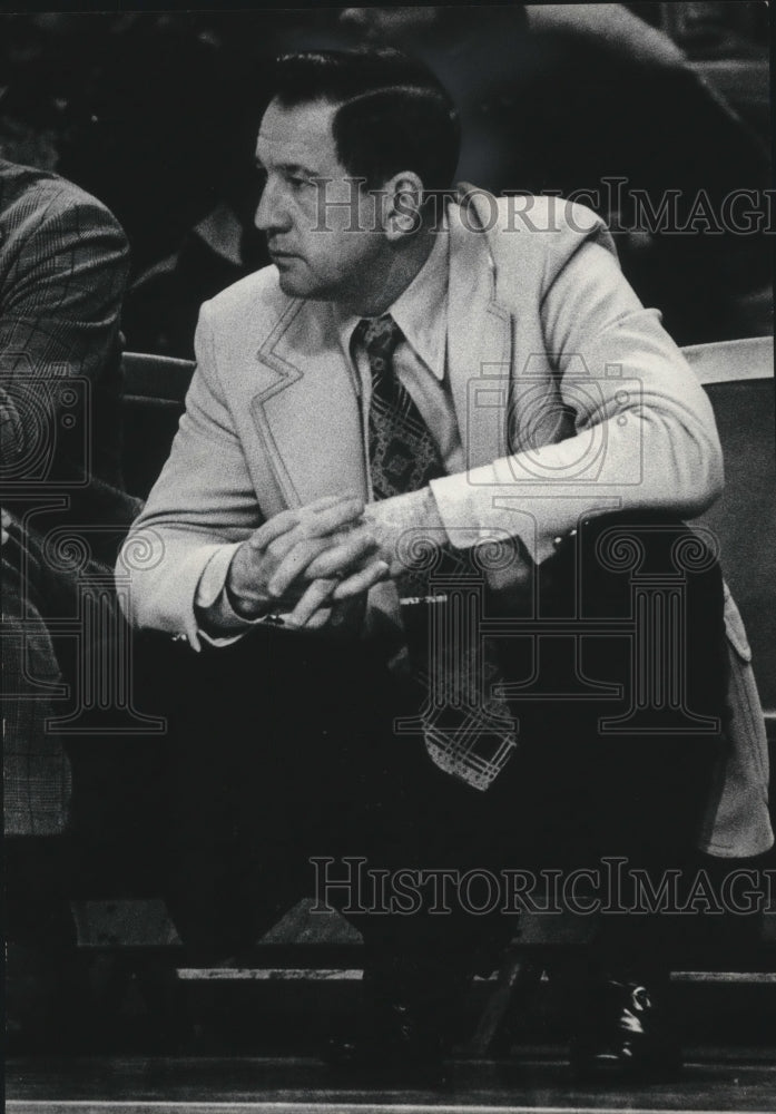 1976 Press Photo Larry Costello, sitting courtside, deep in thought.- Historic Images