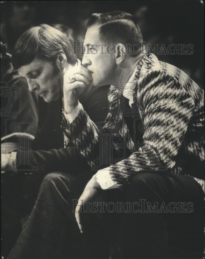 1973 Press Photo Milwaukee Bucks basketball coach, Larry Costello, watches game- Historic Images
