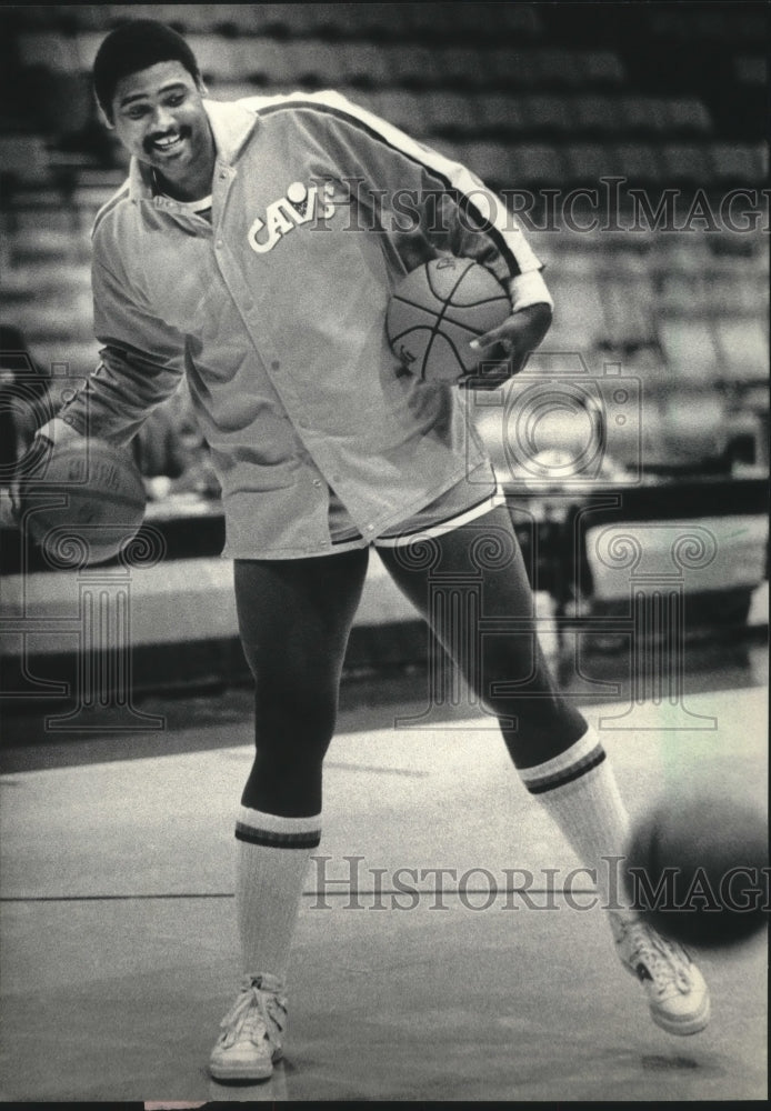 1984 Press Photo Former Buck Geff Crompton loosened up prior to Wednesday&#39;s game- Historic Images