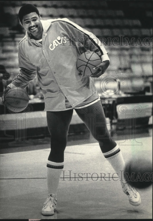1984 Press Photo Former Buck Geff Crompton loosened up prior to Wednesday's game- Historic Images