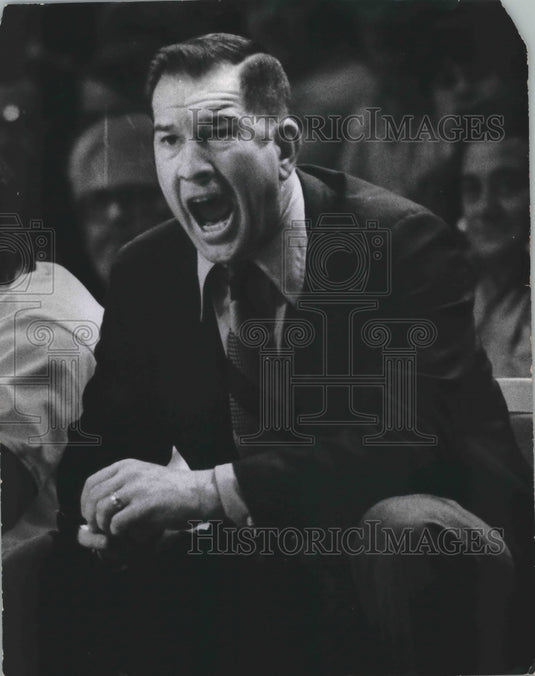 1971 Press Photo Milwaukee Bucks' Larry Costello yells advice to players- Historic Images