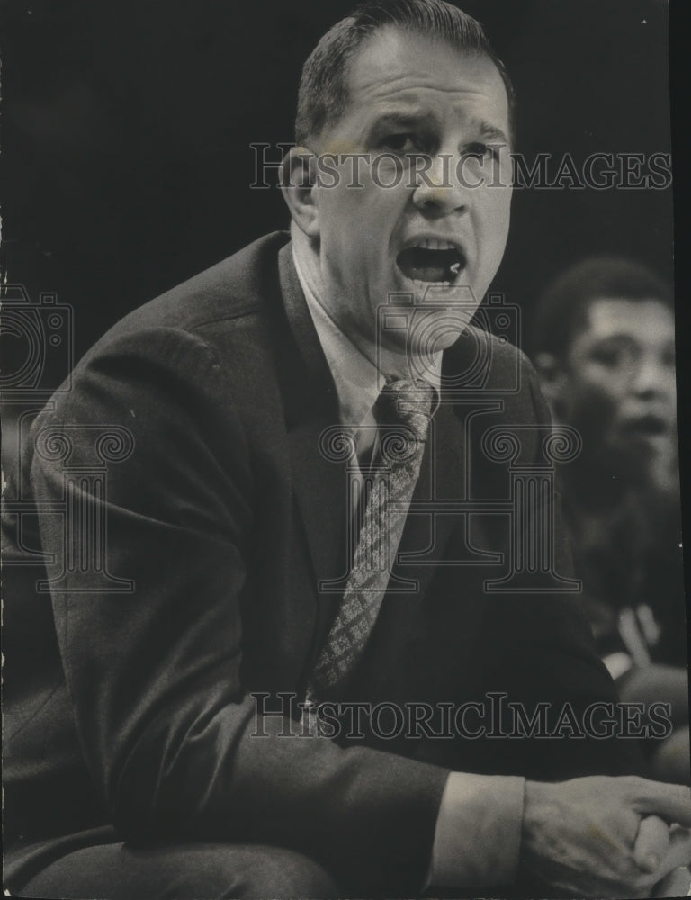 1981 Press Photo Milwaukee Bucks coach,Larry Costello, during game against Hawks- Historic Images