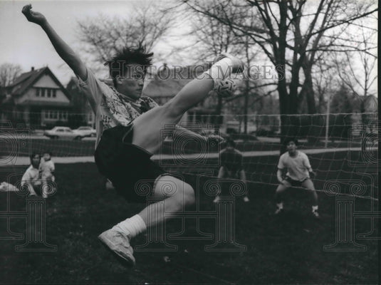 1993 Press Photo Tony Yang flies high to spike the ball in a game of rattan ball- Historic Images