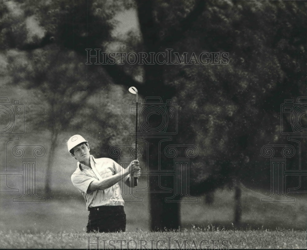 1980 Press Photo Golfer Mike Reid hits out of a trap on # 6 - mjt07857- Historic Images