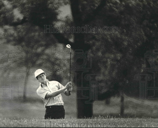 1980 Press Photo Golfer Mike Reid hits out of a trap on