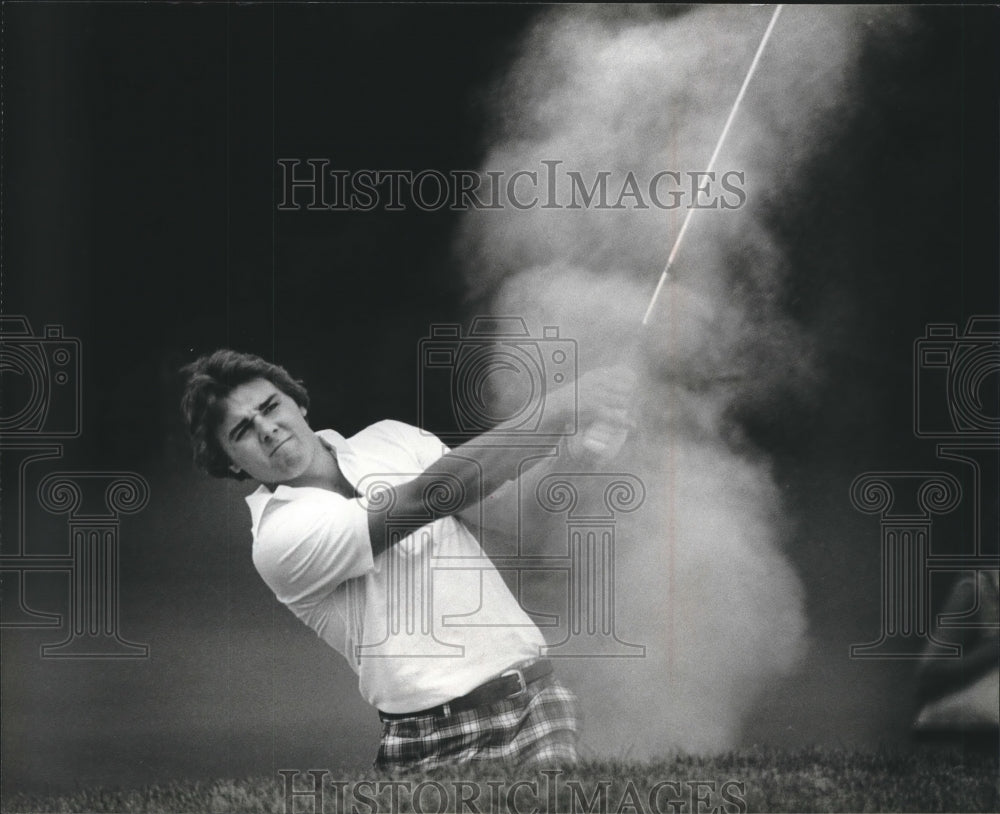 1979 Press Photo Scot Regner blasts from sandtrap at North Hills Country Club.- Historic Images