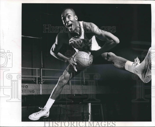 1966 Press Photo University of Wisconsin - Milwaukee's Larry Reed jumping high.- Historic Images