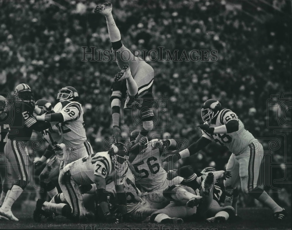 1983 Press Photo Packers Gary Lewis high in air over line at Lambeau Field.- Historic Images