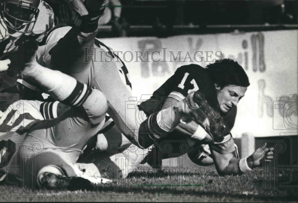 1981 Press Photo Packer quarterback David Whitehurst loses helmet on run.- Historic Images