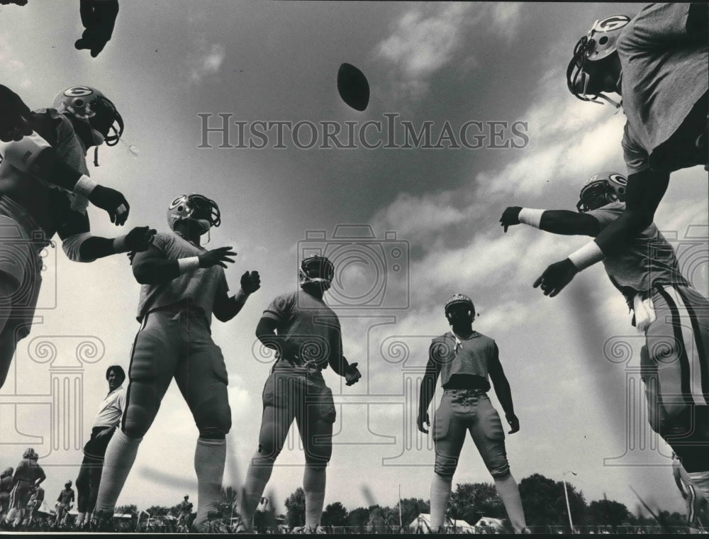 1984 Press Photo Green Bay Packers football players during practice session- Historic Images