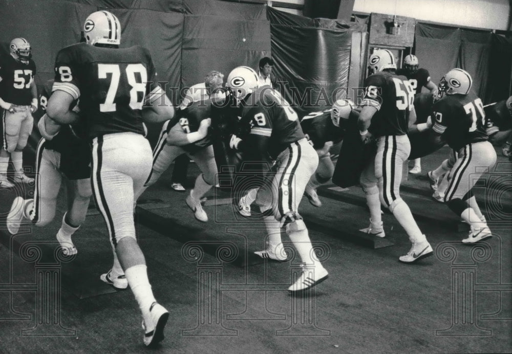 1985 Press Photo Packers offensive linemen working on blocking skills indoors.- Historic Images