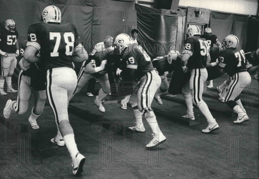 1985 Press Photo Packers offensive linemen working on blocking skills indoors.- Historic Images
