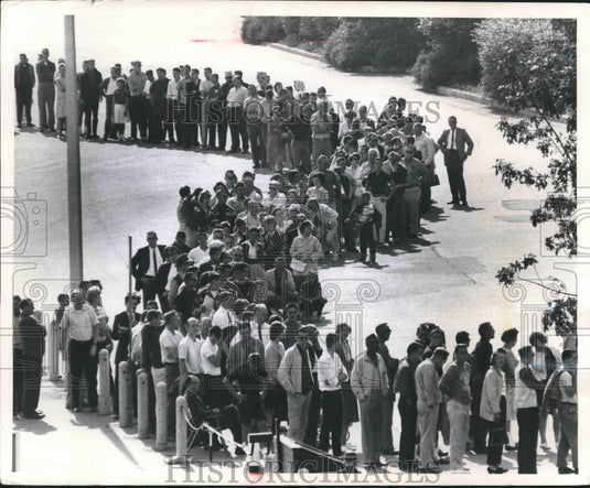 1983 Press Photo Approximately 800 Packers fans waited for chance for tickets.- Historic Images