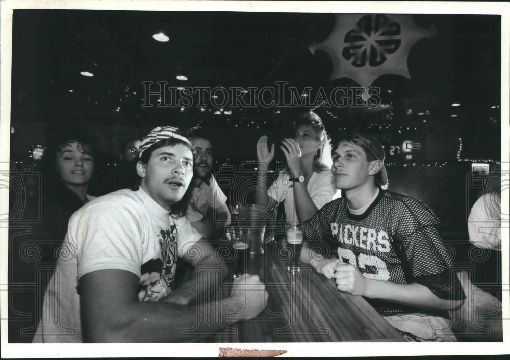 1992 Press Photo Packers fans at Sneakers Sports Club watch Packers lose game.- Historic Images