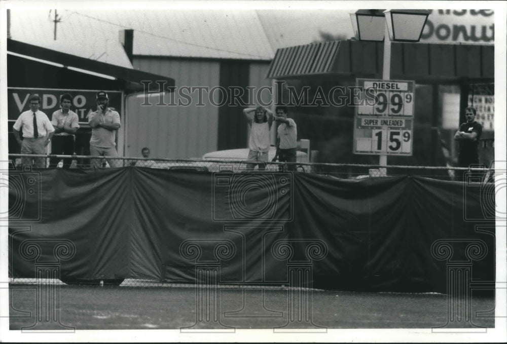 1989 Press Photo Fans standing on their cars to watch a Packers practice.- Historic Images