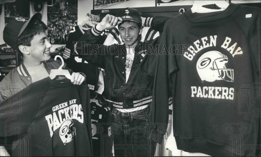 1989 Press Photo A Packers fan & a Viking fan shop at Stadium Sports-Stuff store- Historic Images