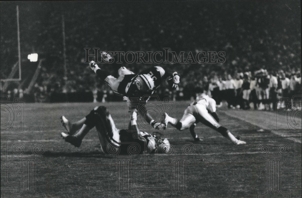 1994 Press Photo Packers running back Cobb soars over Patriot defender.- Historic Images