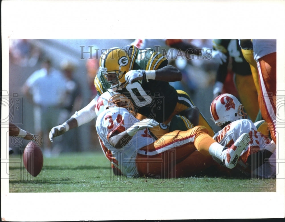 1993 Press Photo Green Bay Packers&#39; linebacker Johnny Holland causes fumble.- Historic Images