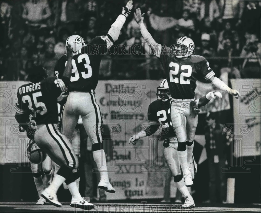 1983 Press Photo Green Bay Packers players &quot;high five&quot; during playoff game.- Historic Images