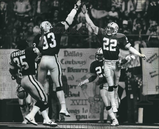 1983 Press Photo Green Bay Packers players "high five" during playoff game.- Historic Images