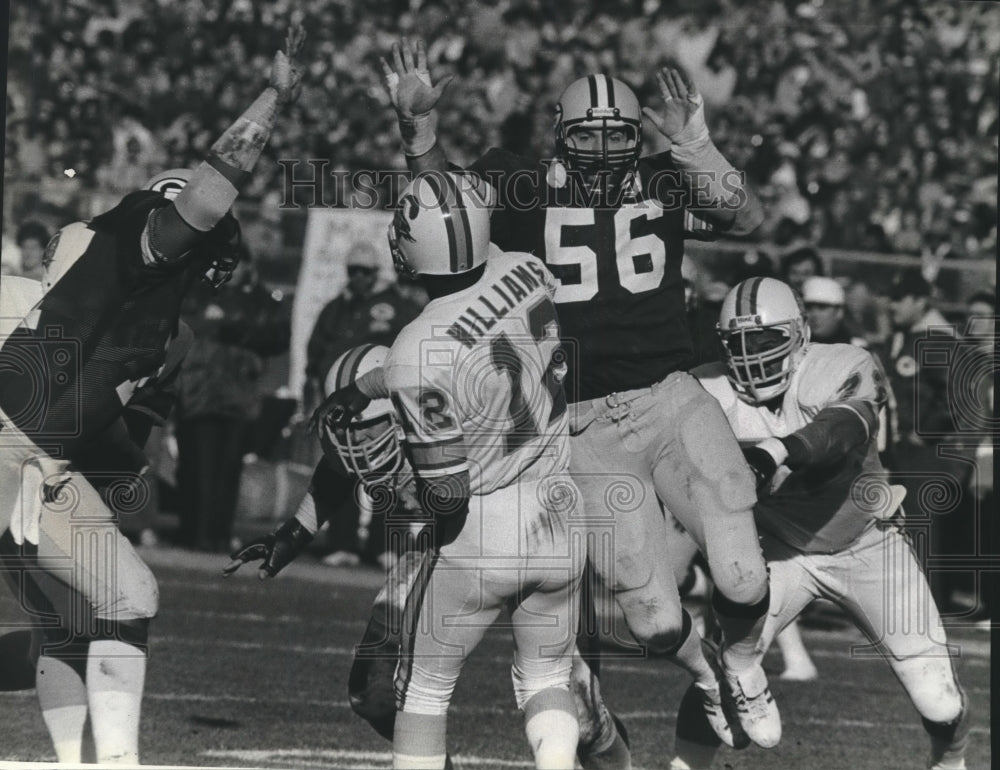 1980 Press Photo Buccaneers&#39; Williams Throws Football Against Packers O&#39;Neill- Historic Images