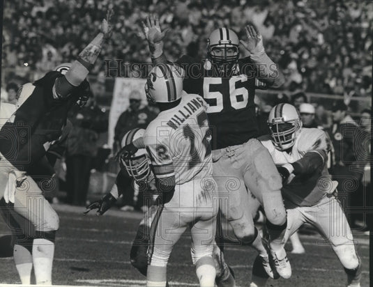 1980 Press Photo Buccaneers' Williams Throws Football Against Packers O'Neill- Historic Images